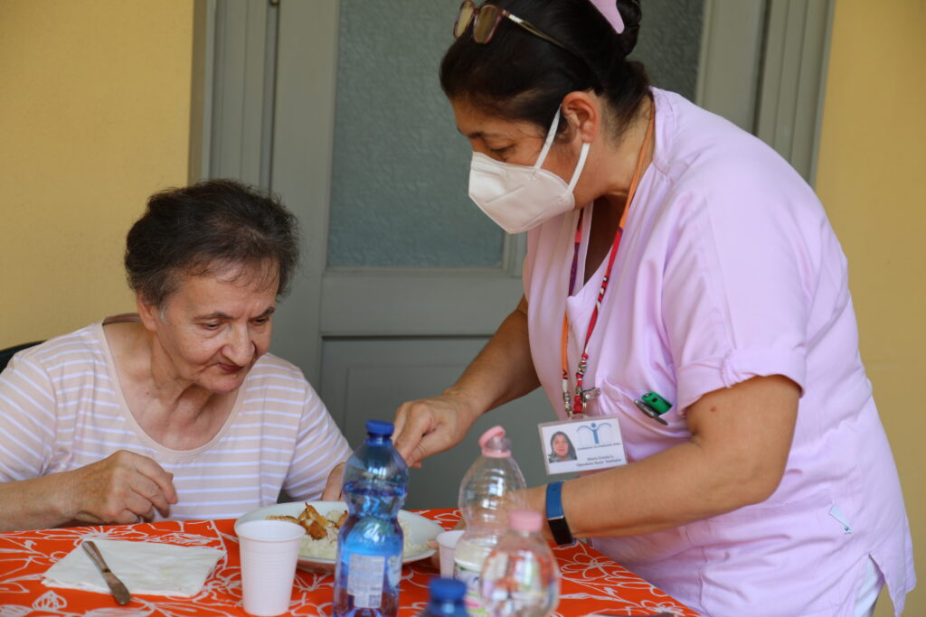Una donna viene assistita durante il pranzo in RSA