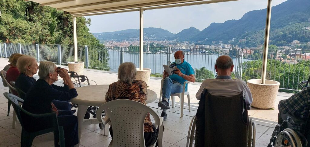 Il gruppo di lettura anziani alle Camelie con i Volontari